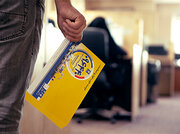 «کارت طلایی» زیر ذره‌بین؛ بیمه‌ای پنهان یا خدمات ویژه خودروسازان؟ منبع سایت دنیای خودرو