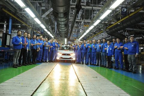 شکستن رکورد تولید خودرو با همدلي قطعه‌سازان دراین خودروسازی با تولید دوهزار و ۳۰۰ دستگاه خودرو در روز