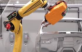 تلاش خودروسازان برای تولید و استفاده از روبات‌ها در فرآیند تولید