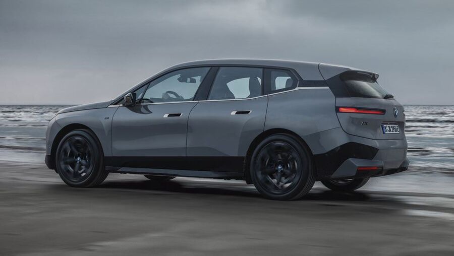 بررسی بامو iX xDrive50 مدل 2022 در کانادا