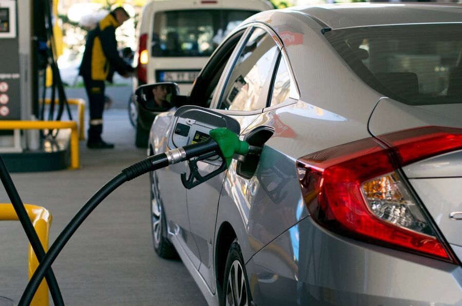 جهت رفع شلوغی جایگاه‌های پمپ بنزین محدودیت‌های بنزین لغو می شود