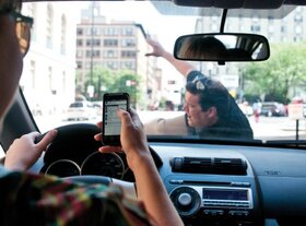 جریمه ۴۰۰یورویی مکالمه با تلفن همراه حین رانندگی در اروپا