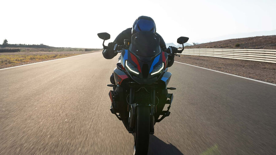با M1000 XR به مصاف جادهها و خیابانها بروید