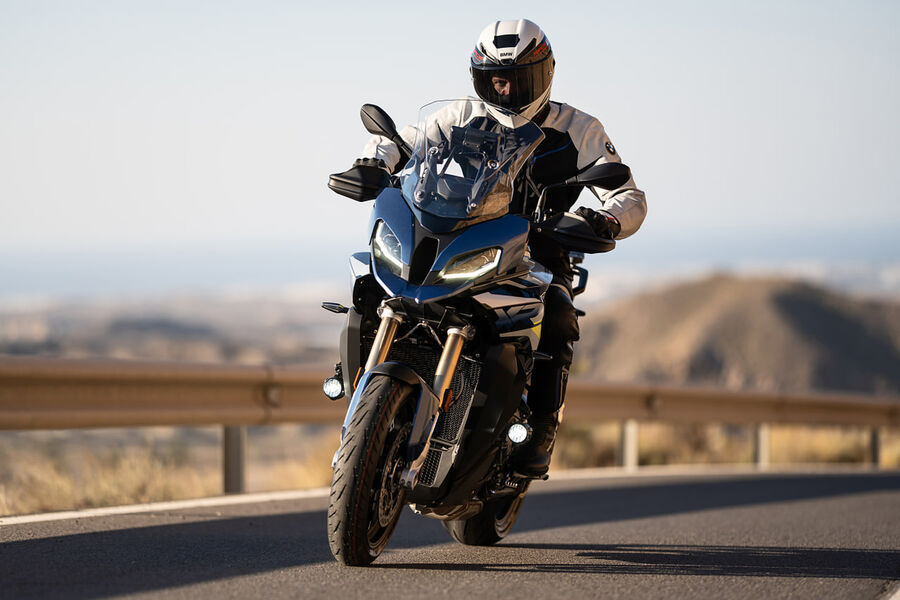 با M1000 XR به مصاف جادهها و خیابانها بروید