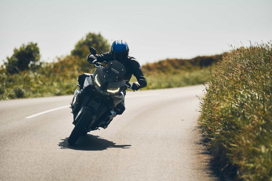 با M1000 XR به مصاف جادهها و خیابانها بروید
