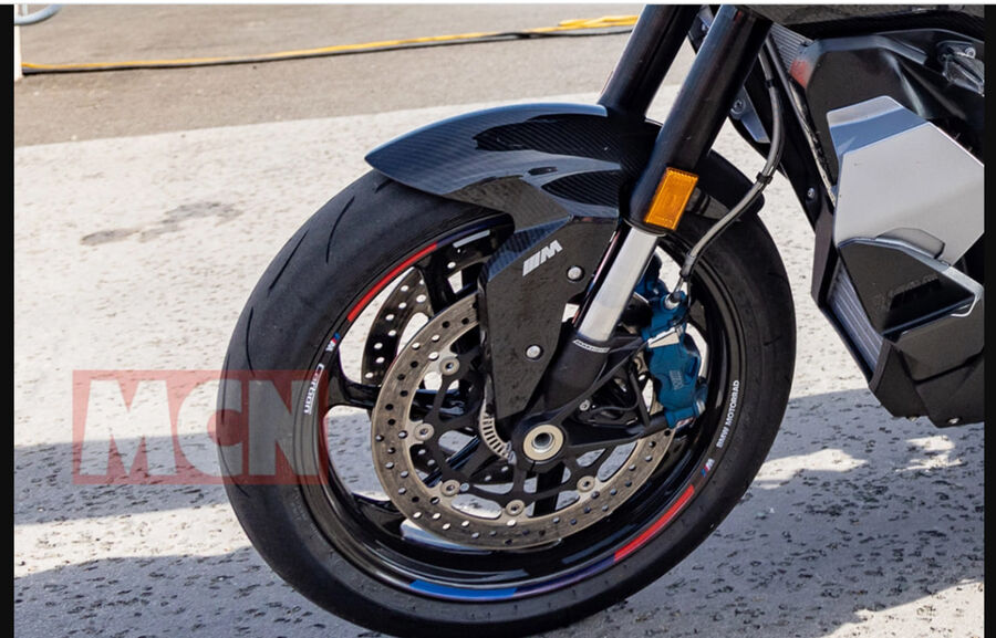 با M1000 XR به مصاف جادهها و خیابانها بروید