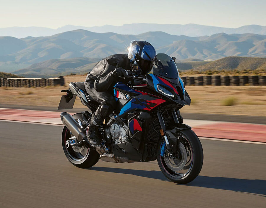 با M1000 XR به مصاف جادهها و خیابانها بروید