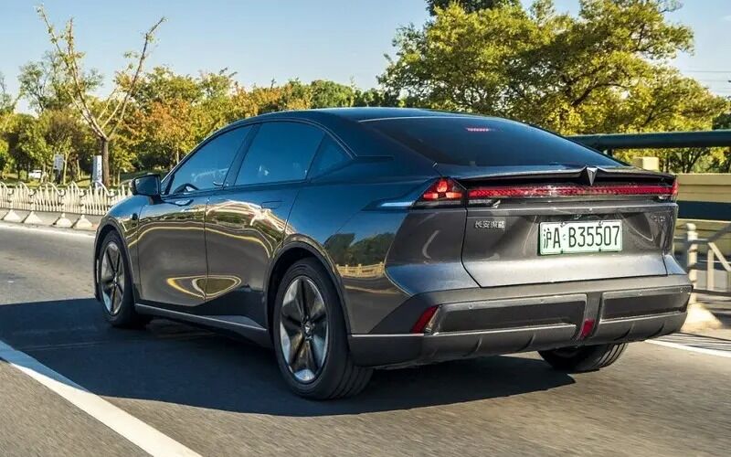 دیپال SL۰۳؛ تنها فستبک اسپرت هیبریدی ایران