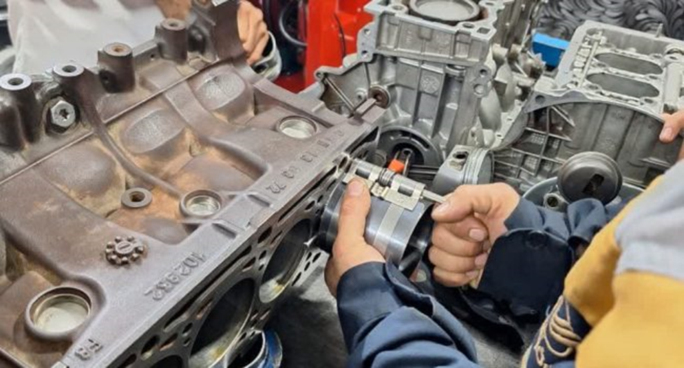 خطرات شغل مکانیک خودرو ❗️ 7 خطری که باید جدی بگیرید❗️