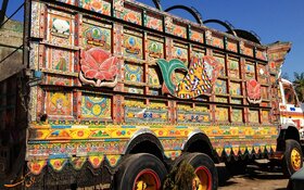 کامیون‌های «جینگیل‌بینگیل»؛ موزه هنرهای معاصر در حال حرکت