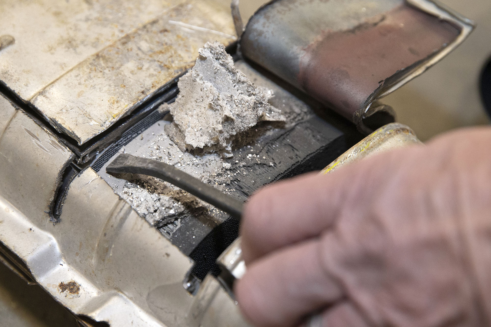 کاتالیزور از چه ساخته شده