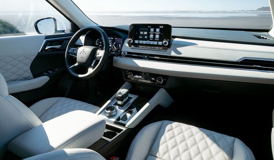 عرضه میتسوبیشی اوتلندر ۲۰۲۴ با ترمز اضطراری  خودکار عقب