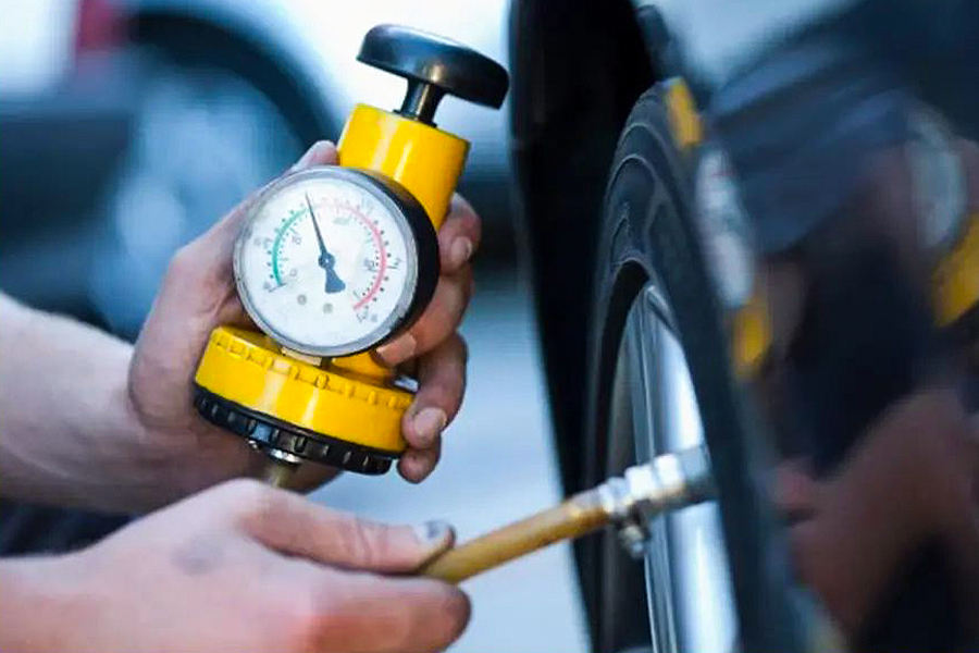 چکاپ چرخهای ماشین برای مسافرت