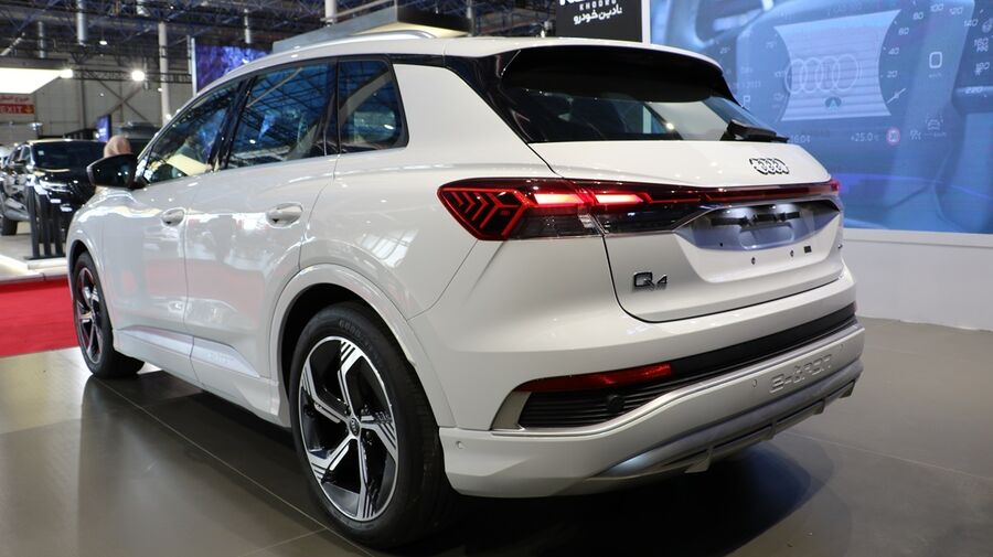 رونمایی نادین خودرو از کراس اوور برقی آئودی Q4 E-tron در نمایشگاه مشهد