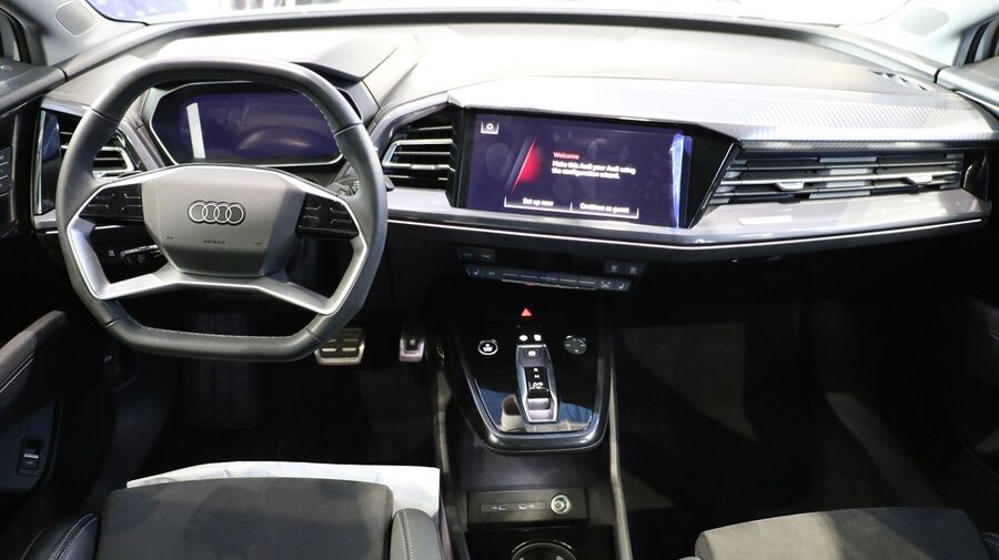 رونمایی نادین خودرو از کراس اوور برقی آئودی Q4 E-tron در نمایشگاه مشهد