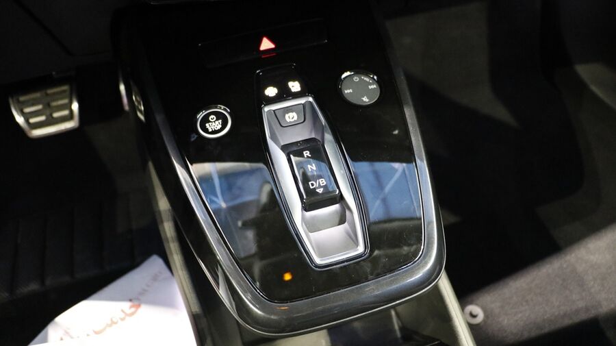 رونمایی نادین خودرو از کراس اوور برقی آئودی Q4 E-tron در نمایشگاه مشهد