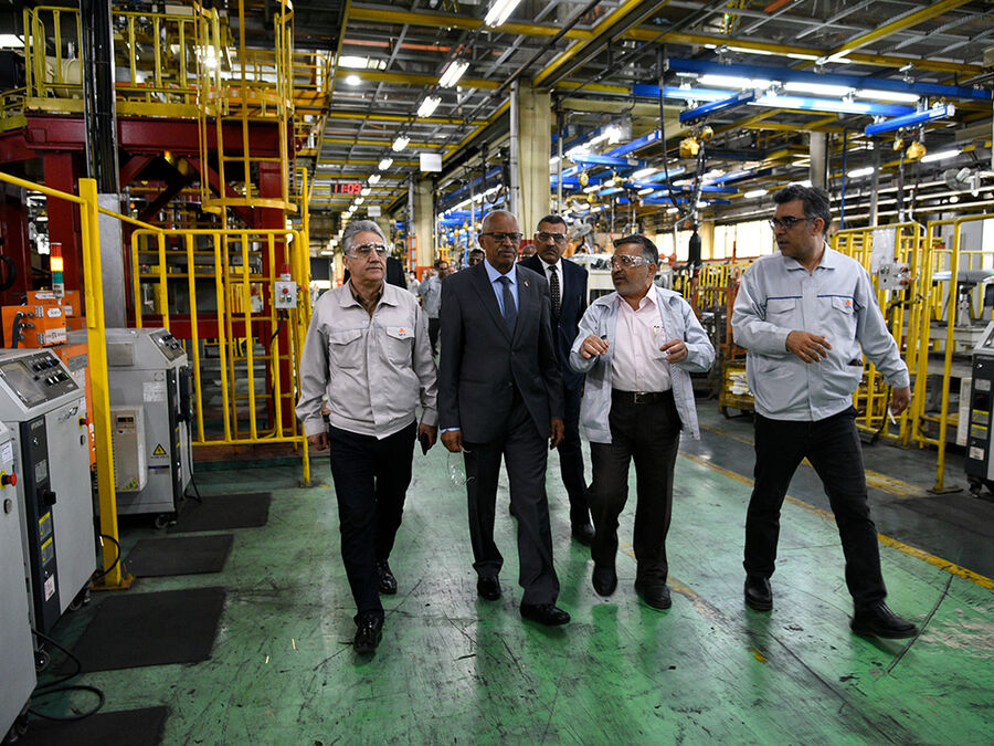 بازدید سفیر سودان از خط تولید خودرو شاهین بازدید سفیر سودان از خط تولید خودرو شاهین