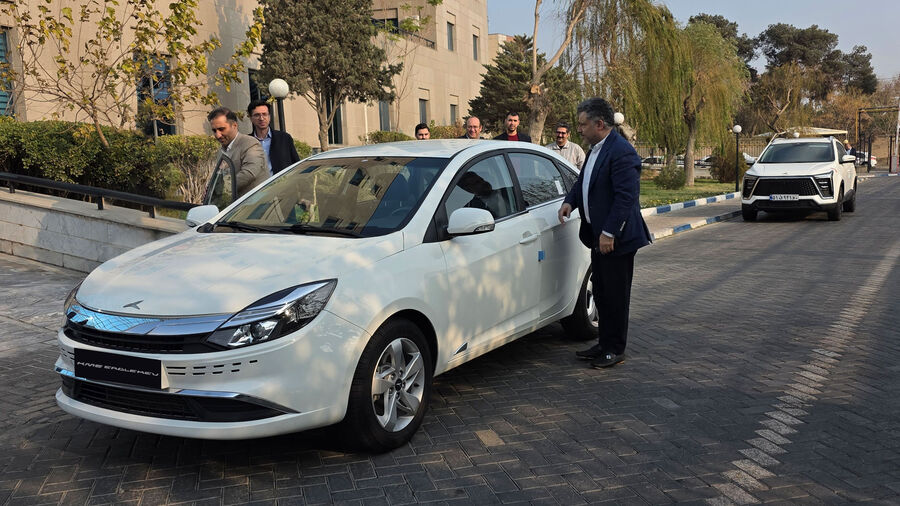 بازدید مدیر عامل کرمان موتور از سدان هیبرید ملی ایگل