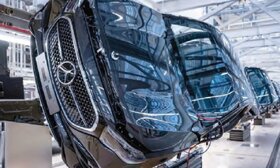 درآمد «مرسدس‌بنز» نصف شد